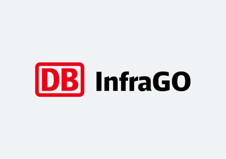 Logo der DB InfraGO mit rotem „DB“ und schwarzem „InfraGO“ auf hellgrauem Hintergrund.