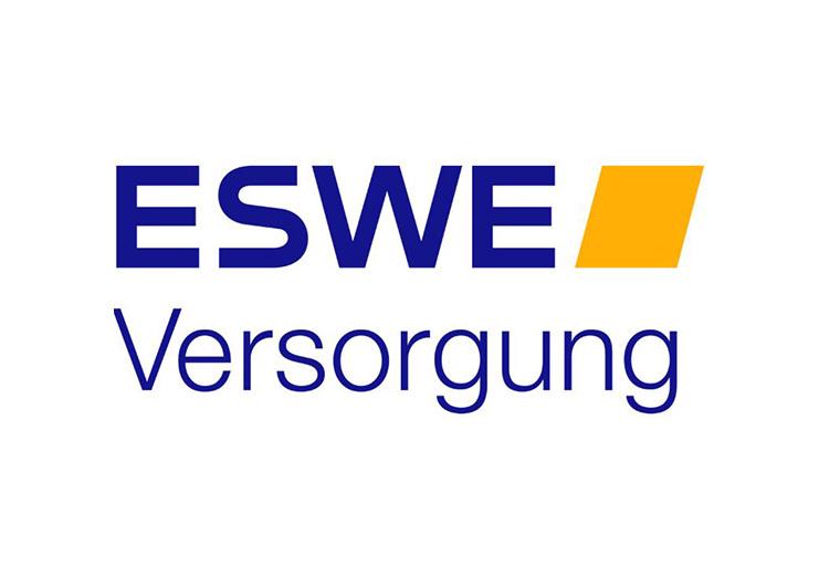 Logo von ESWE Versorgung, bestehend aus blauen Schriftzügen und einem gelben Quadrat.