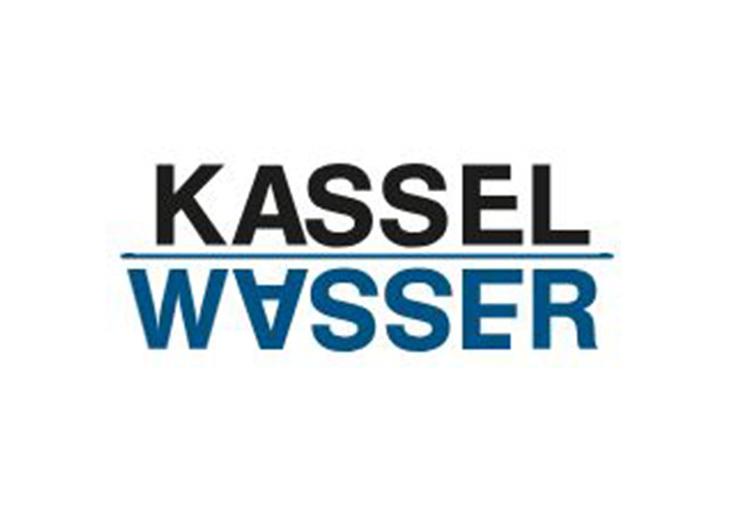 Logo von Kassel Wasser mit dem Schriftzug "KASSE"L in Schwarz und "WASSER" in Blau.
