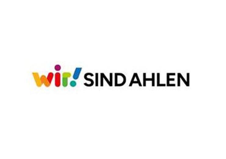 Logo mit bunten Buchstaben „wir! SIND AHLEN“ auf weißem Hintergrund.