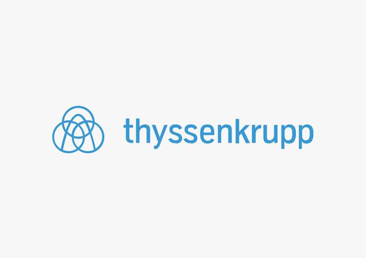 Logo von thyssenkrupp in hellblau auf grauem Hintergrund, bestehend aus drei überlappenden Kreisen und Text.