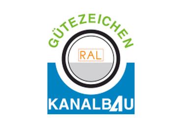 Gütezeichen für Kanalbau mit den Worten "Gütezeichen RAL" und "KANALBAU" in blauer Schrift.